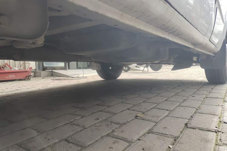 Used SAIC MAXUS Xintu V80 2014 2.5T Aotuntong Short Wheelbase Mid-Roof Model Chassis Rear Right