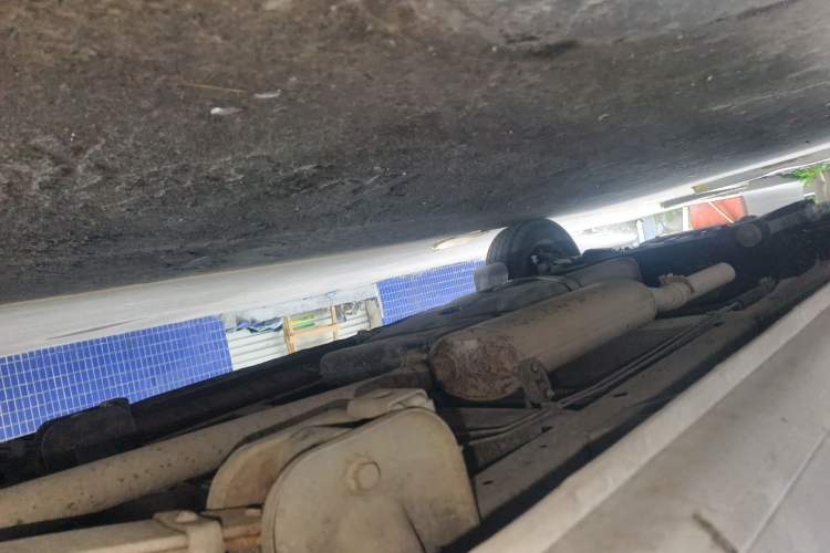 Used SAIC MAXUS Xintu V80 2014 2.5T Aotuntong Short Wheelbase Mid-Roof Model Chassis Rear Right