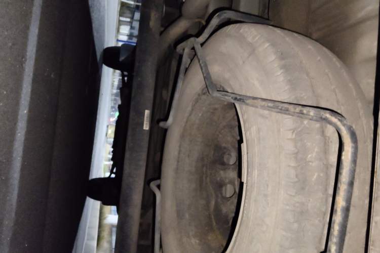 Used SAIC MAXUS Xintu V80 2014 2.5T Aotuntong Short Wheelbase Mid-Roof Model Chassis Rear