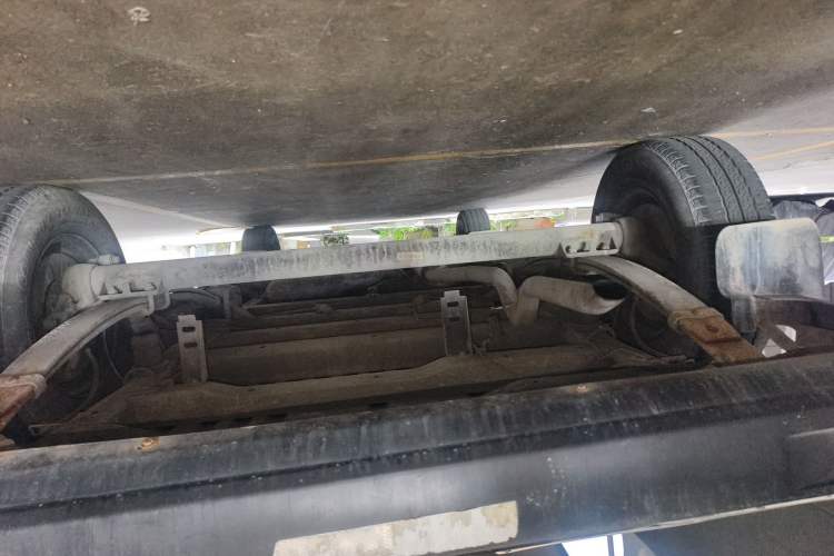 Used SAIC MAXUS Xintu V80 2014 2.5T Aotuntong Short Wheelbase Mid-Roof Model Chassis Rear