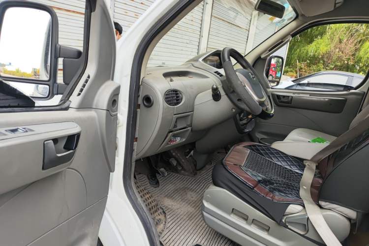 Used SAIC MAXUS Xintu V80 2014 2.5T Aotuntong Short Wheelbase Mid-Roof Model Driver Seat