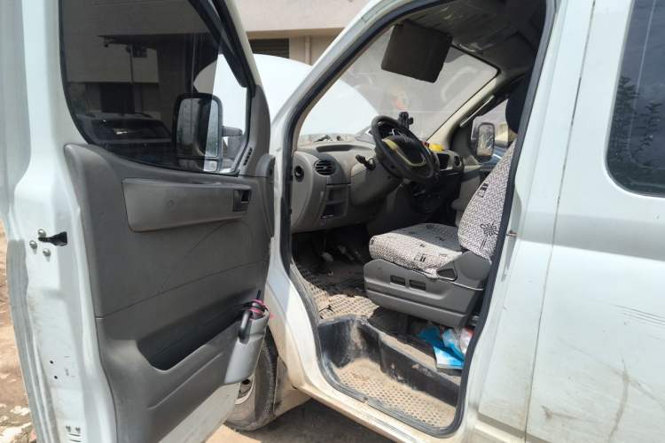 Used SAIC MAXUS Xintu V80 2014 2.5T Aotuntong Short Wheelbase Mid-Roof Model Driver Seat