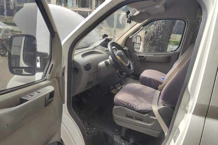 Used SAIC MAXUS Xintu V80 2014 2.5T Aotuntong Short Wheelbase Mid-Roof Model Driver Seat