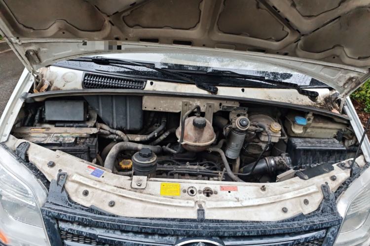 Used SAIC MAXUS Xintu V80 2014 2.5T Aotuntong Long Wheelbase Mid-Roof Model Engine Bay