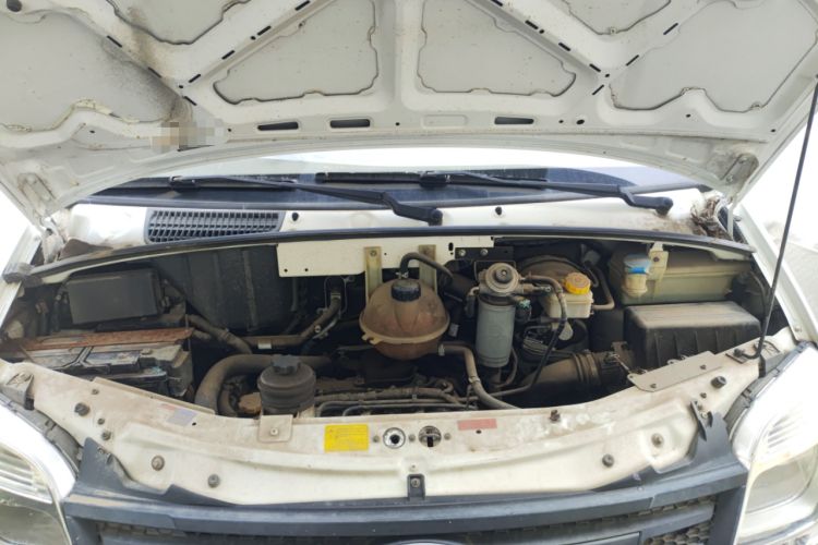 Used SAIC MAXUS Xintu V80 2014 2.5T Aotuntong Short Wheelbase Mid-Roof Model Engine Bay