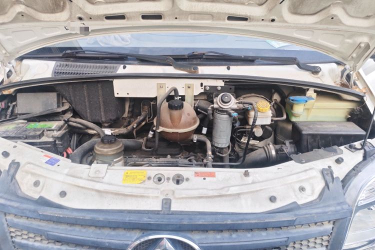 Used SAIC MAXUS Xintu V80 2014 2.5T Aotuntong Short Wheelbase Mid-Roof Model Engine Bay