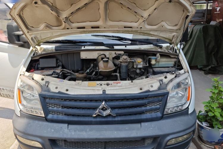 Used SAIC MAXUS Xintu V80 2014 2.5T Aotuntong Short Wheelbase Mid-Roof Model Engine Bay