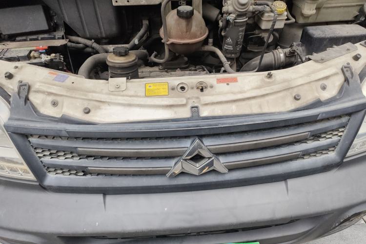 Used SAIC MAXUS Xintu V80 2014 2.5T Aotuntong Short Wheelbase Mid-Roof Model Engine Bay