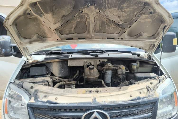 Used SAIC MAXUS Xintu V80 2014 2.5T Aotuntong Short Wheelbase Mid-Roof Model Engine Bay