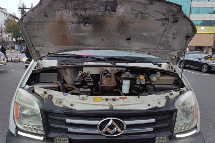 Used SAIC MAXUS Xintu V80 2014 2.5T Aotuntong Short Wheelbase Mid-Roof Model Engine Bay