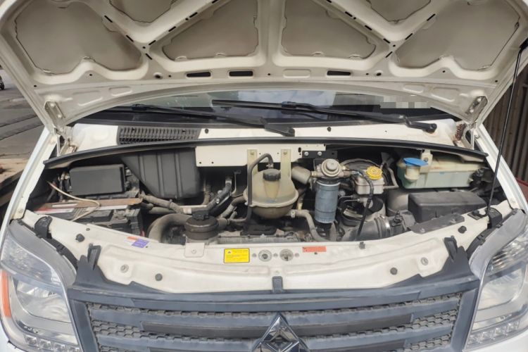 Used SAIC MAXUS Xintu V80 2014 2.5T Aotuntong Short Wheelbase Mid-Roof Model Engine Bay