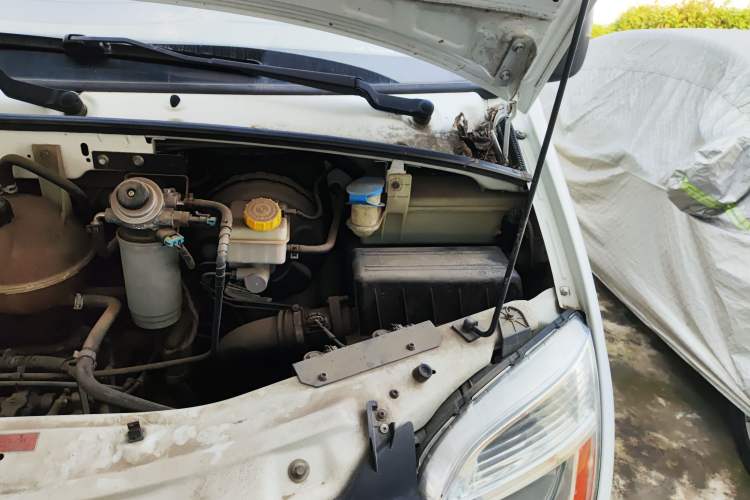 Used SAIC MAXUS Xintu V80 2014 2.5T Aotuntong Short Wheelbase Mid-Roof Model Engine Bay Left