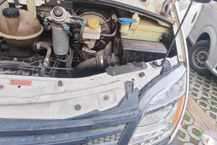 Used SAIC MAXUS Xintu V80 2014 2.5T Aotuntong Short Wheelbase Mid-Roof Model Engine Bay Left