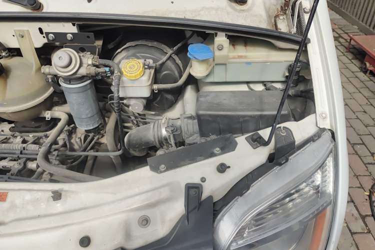 Used SAIC MAXUS Xintu V80 2014 2.5T Aotuntong Short Wheelbase Mid-Roof Model Engine Bay Left
