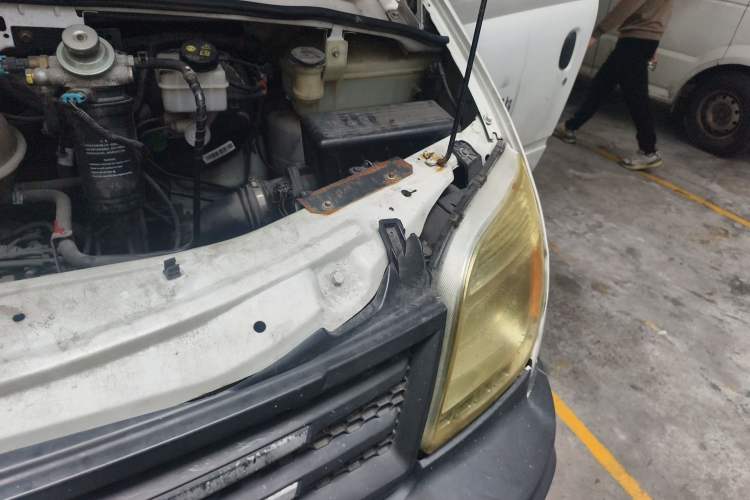 Used SAIC MAXUS Xintu V80 2014 2.5T Aotuntong Short Wheelbase Mid-Roof Model Engine Bay Left
