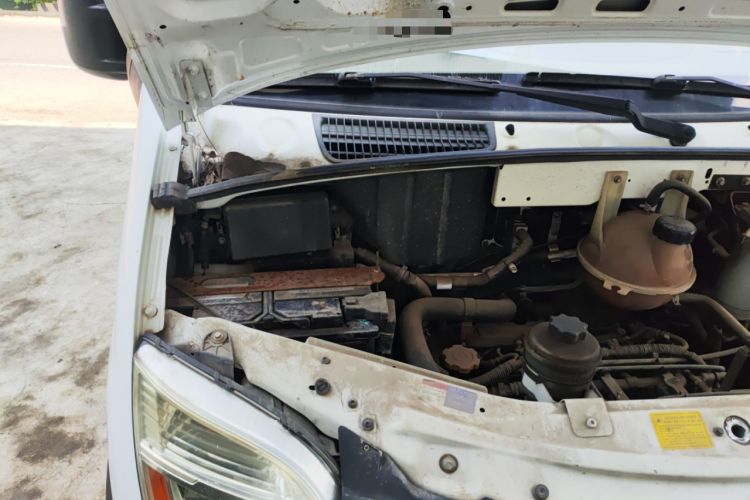 Used SAIC MAXUS Xintu V80 2014 2.5T Aotuntong Short Wheelbase Mid-Roof Model Engine Bay Right