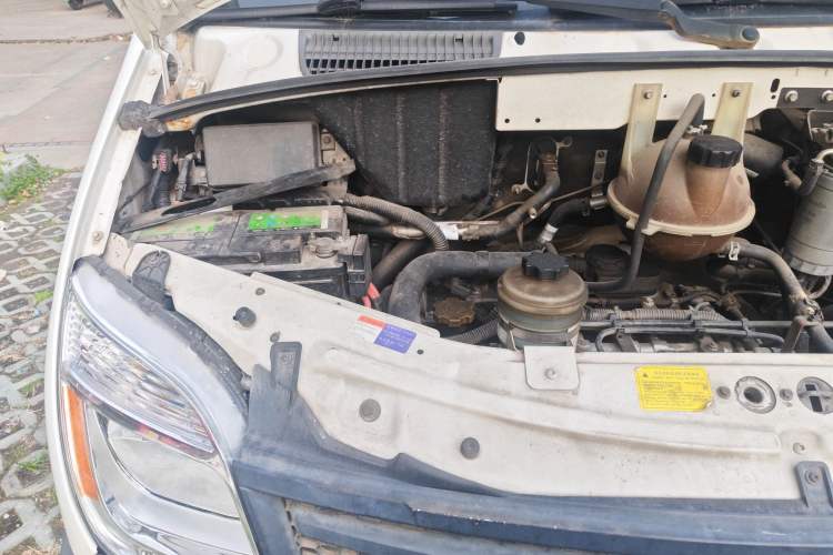 Used SAIC MAXUS Xintu V80 2014 2.5T Aotuntong Short Wheelbase Mid-Roof Model Engine Bay Right