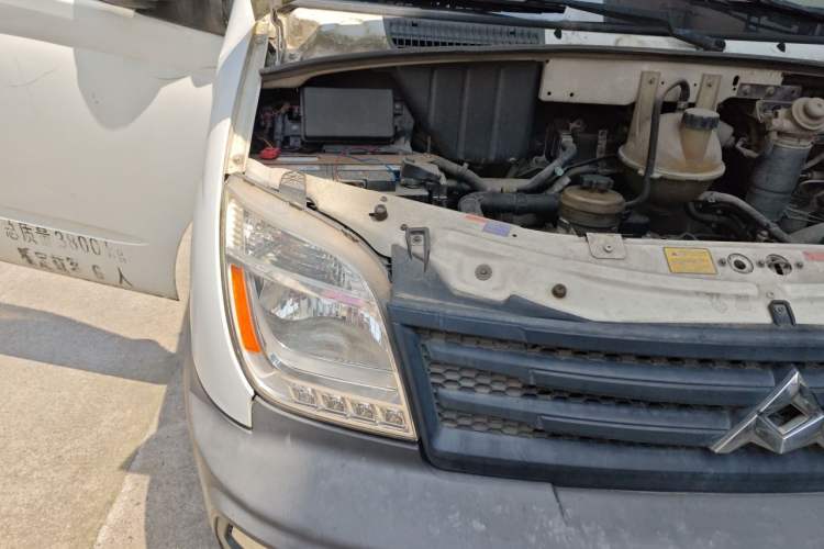 Used SAIC MAXUS Xintu V80 2014 2.5T Aotuntong Short Wheelbase Mid-Roof Model Engine Bay Right