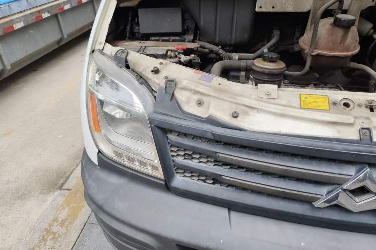 Used SAIC MAXUS Xintu V80 2014 2.5T Aotuntong Short Wheelbase Mid-Roof Model Engine Bay Right