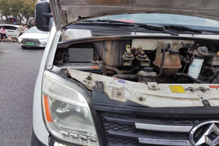 Used SAIC MAXUS Xintu V80 2014 2.5T Aotuntong Short Wheelbase Mid-Roof Model Engine Bay Right