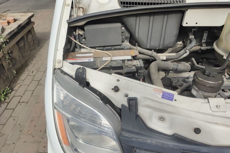 Used SAIC MAXUS Xintu V80 2014 2.5T Aotuntong Short Wheelbase Mid-Roof Model Engine Bay Right