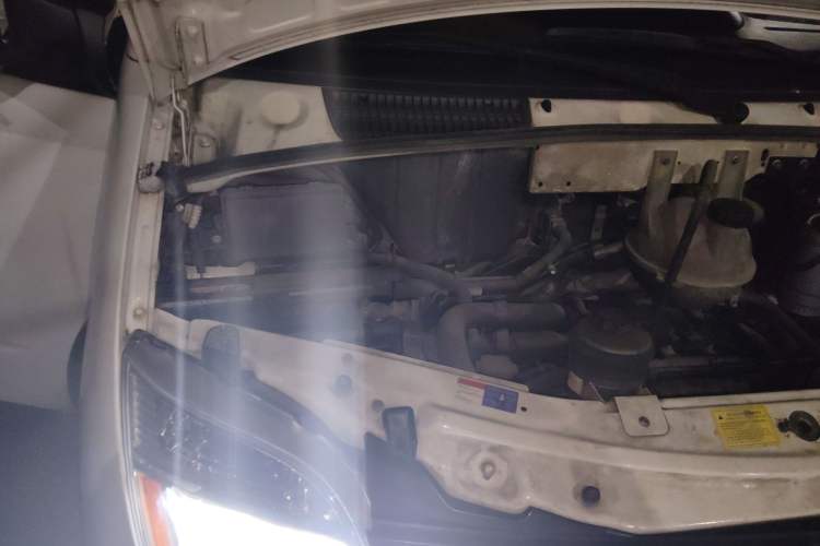 Used SAIC MAXUS Xintu V80 2014 2.5T Aotuntong Short Wheelbase Mid-Roof Model Engine Bay Right