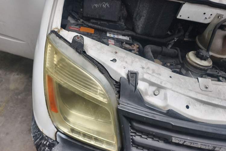 Used SAIC MAXUS Xintu V80 2014 2.5T Aotuntong Short Wheelbase Mid-Roof Model Engine Bay Right