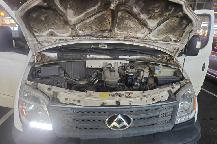 Used SAIC MAXUS Xintu V80 2014 2.5T Aotuntong Long Wheelbase Mid-Roof Model Engine Bay