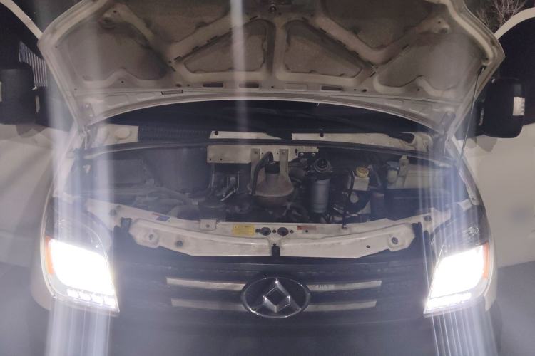 Used SAIC MAXUS Xintu V80 2014 2.5T Aotuntong Short Wheelbase Mid-Roof Model Engine Bay