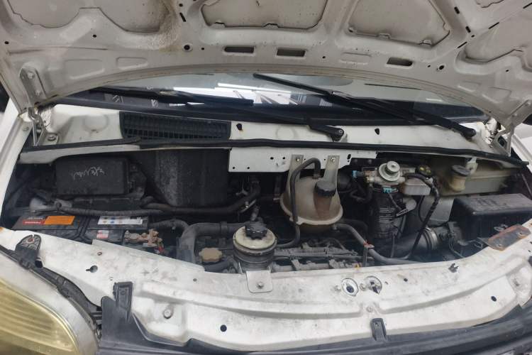 Used SAIC MAXUS Xintu V80 2014 2.5T Aotuntong Short Wheelbase Mid-Roof Model Engine Bay