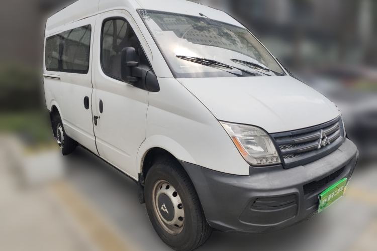 Used SAIC MAXUS Xintu V80 2014 2.5T Aotuntong Short Wheelbase Mid-Roof Model Front Right 45 Deg