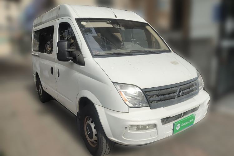 Used SAIC MAXUS Xintu V80 2014 2.5T Aotuntong Short Wheelbase Mid-Roof Model Front Right 45 Deg