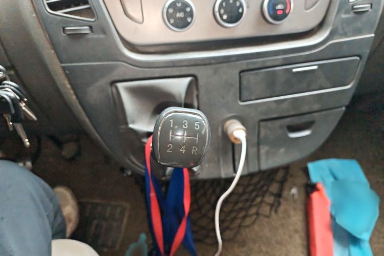 Used SAIC MAXUS Xintu V80 2014 2.5T Aotuntong Long Wheelbase Mid-Roof Model Gear Lever