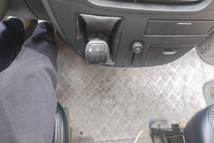 Used SAIC MAXUS Xintu V80 2014 2.5T Aotuntong Short Wheelbase Mid-Roof Model Gear Lever