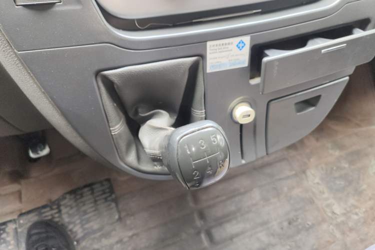 Used SAIC MAXUS Xintu V80 2014 2.5T Aotuntong Short Wheelbase Mid-Roof Model Gear Lever