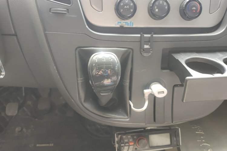 Used SAIC MAXUS Xintu V80 2014 2.5T Aotuntong Short Wheelbase Mid-Roof Model Gear Lever