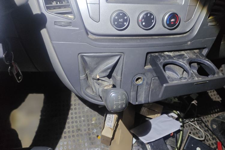 Used SAIC MAXUS Xintu V80 2014 2.5T Aotuntong Long Wheelbase Mid-Roof Model Gear Lever