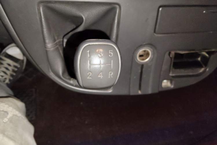 Used SAIC MAXUS Xintu V80 2014 2.5T Aotuntong Short Wheelbase Mid-Roof Model Gear Lever