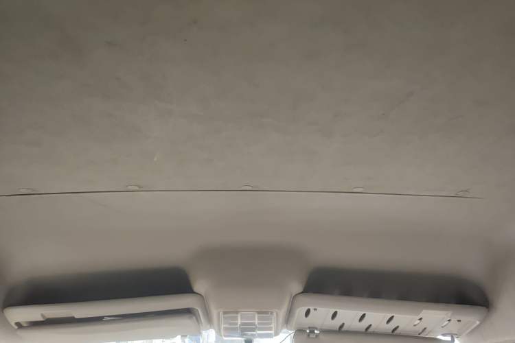 Used SAIC MAXUS Xintu V80 2014 2.5T Aotuntong Short Wheelbase Mid-Roof Model Headliner