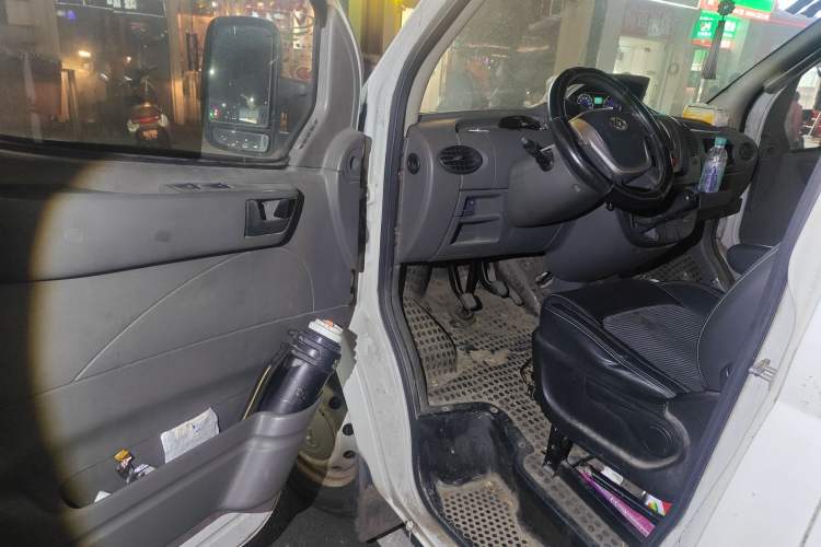 Used SAIC MAXUS Xintu V80 2014 2.5T Aotuntong Long Wheelbase Mid-Roof Model Interior 3