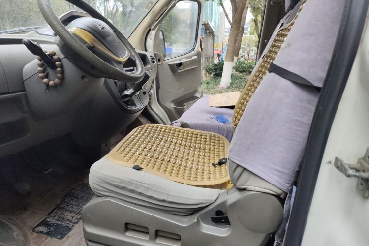 Used SAIC MAXUS Xintu V80 2014 2.5T Aotuntong Short Wheelbase Mid-Roof Model Left Front Seat