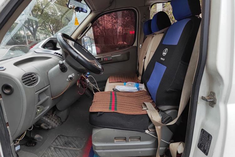 Used SAIC MAXUS Xintu V80 2014 2.5T Aotuntong Short Wheelbase Mid-Roof Model Left Front Seat
