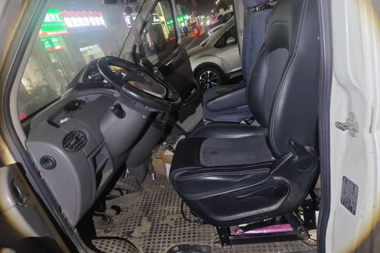 Used SAIC MAXUS Xintu V80 2014 2.5T Aotuntong Long Wheelbase Mid-Roof Model Left Front Seat