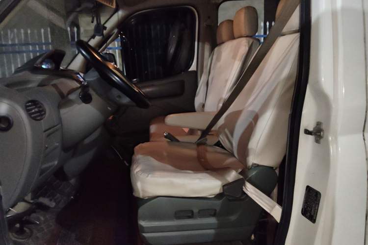 Used SAIC MAXUS Xintu V80 2014 2.5T Aotuntong Short Wheelbase Mid-Roof Model Left Front Seat