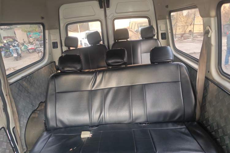 Used SAIC MAXUS Xintu V80 2014 2.5T Aotuntong Short Wheelbase Mid-Roof Model Left Rear Seat