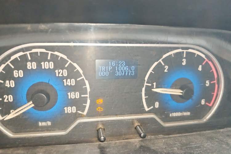 Used SAIC MAXUS Xintu V80 2014 2.5T Aotuntong Long Wheelbase Mid-Roof Model Odometer Close Up