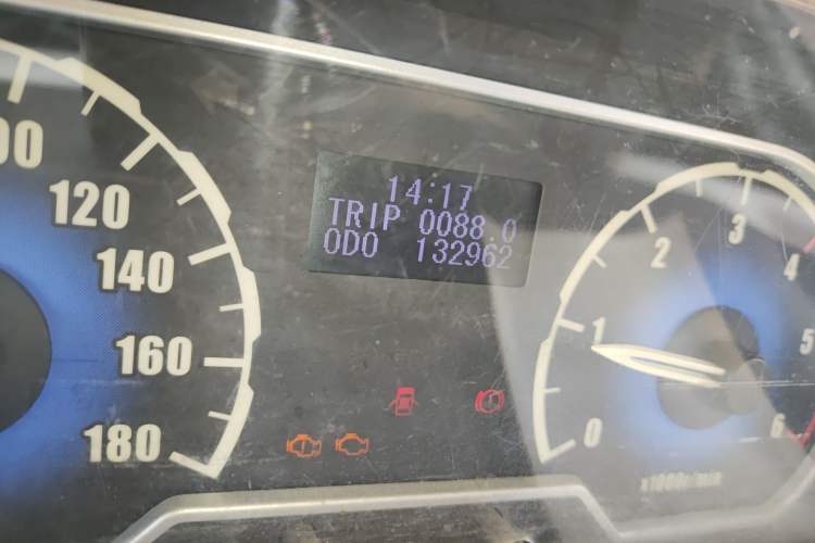 Used SAIC MAXUS Xintu V80 2014 2.5T Aotuntong Short Wheelbase Mid-Roof Model Odometer Close Up