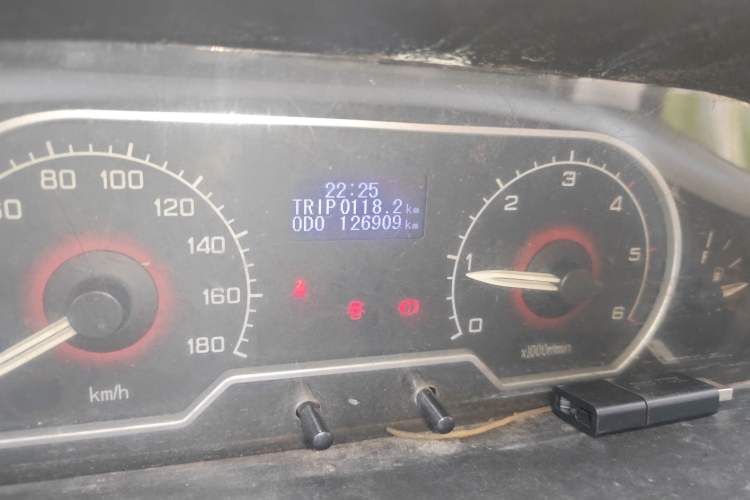 Used SAIC MAXUS Xintu V80 2014 2.5T Aotuntong Short Wheelbase Mid-Roof Model Odometer Close Up