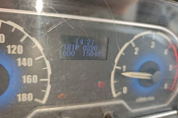 Used SAIC MAXUS Xintu V80 2014 2.5T Aotuntong Short Wheelbase Mid-Roof Model Odometer Close Up