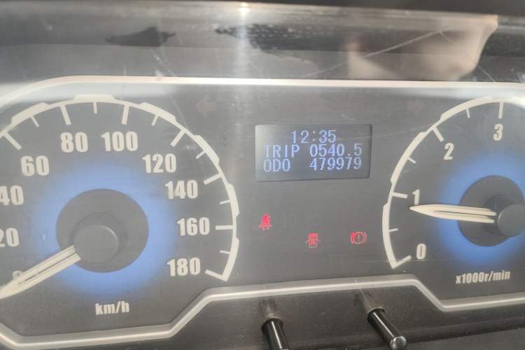 Used SAIC MAXUS Xintu V80 2014 2.5T Aotuntong Short Wheelbase Mid-Roof Model Odometer Close Up